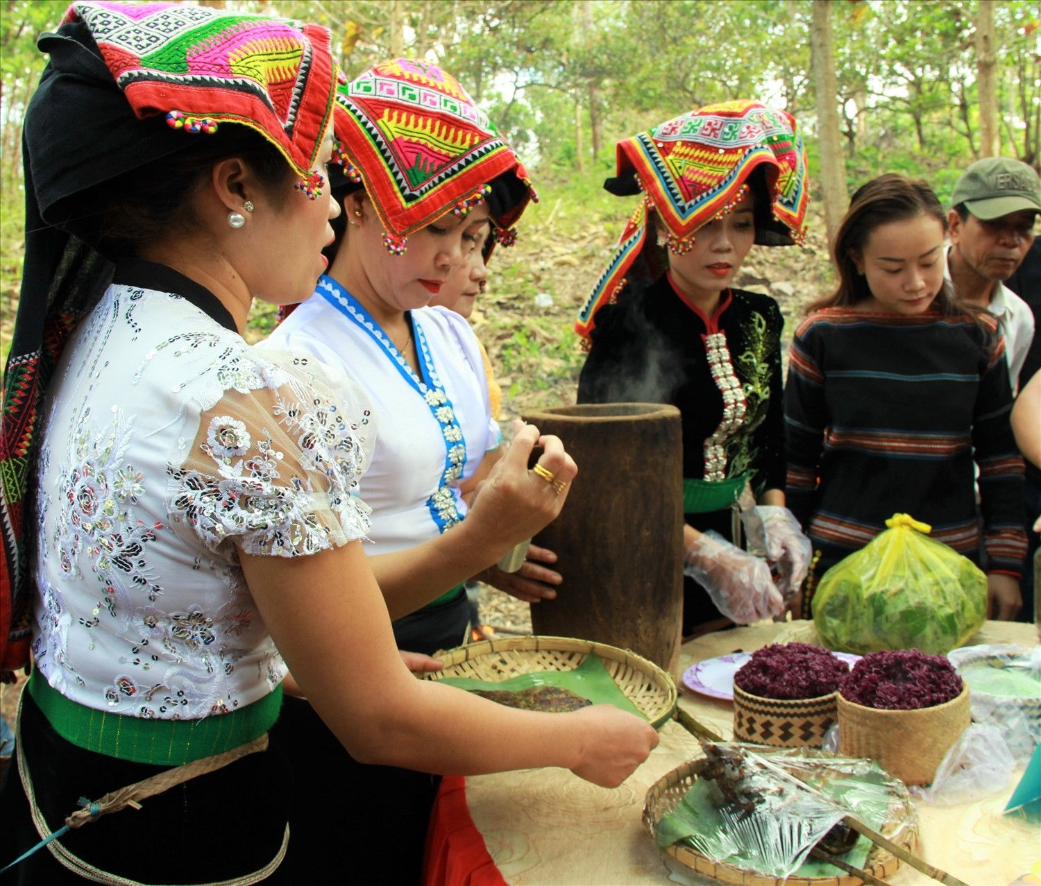 Xôi tím của người Thái ở xã Hòa Phú, TP. Buôn Ma Thuột (Đắk Lắk) trong cuộc thi ẩm thực