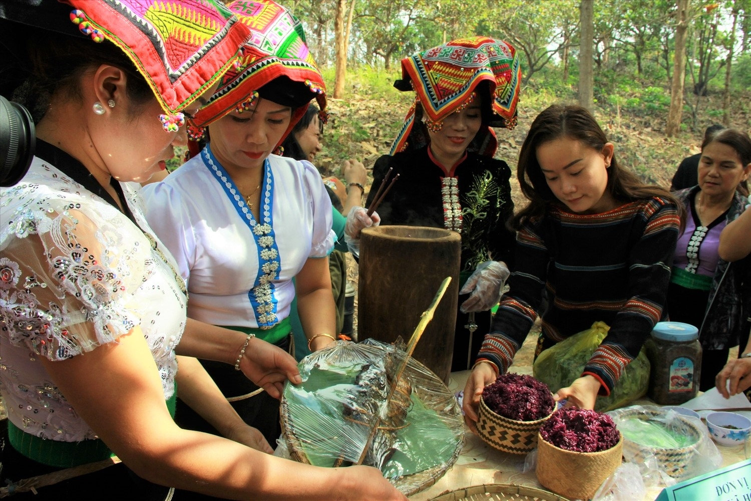 Xôi tím được đồ trong chõ gỗ nguyên khối