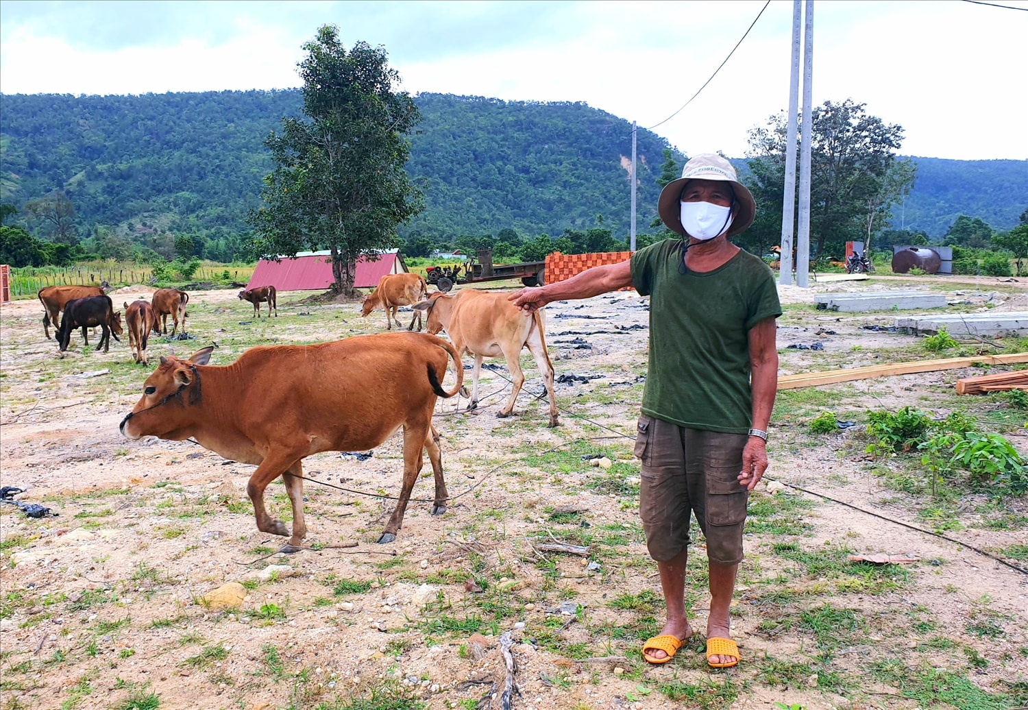 Hiện nay, già làng Đinh A Nhu cũng là tấm gương làm kinh tế tốt ở địa phương là gương cho người dân A Chông vươn lên phát triển kinh tế