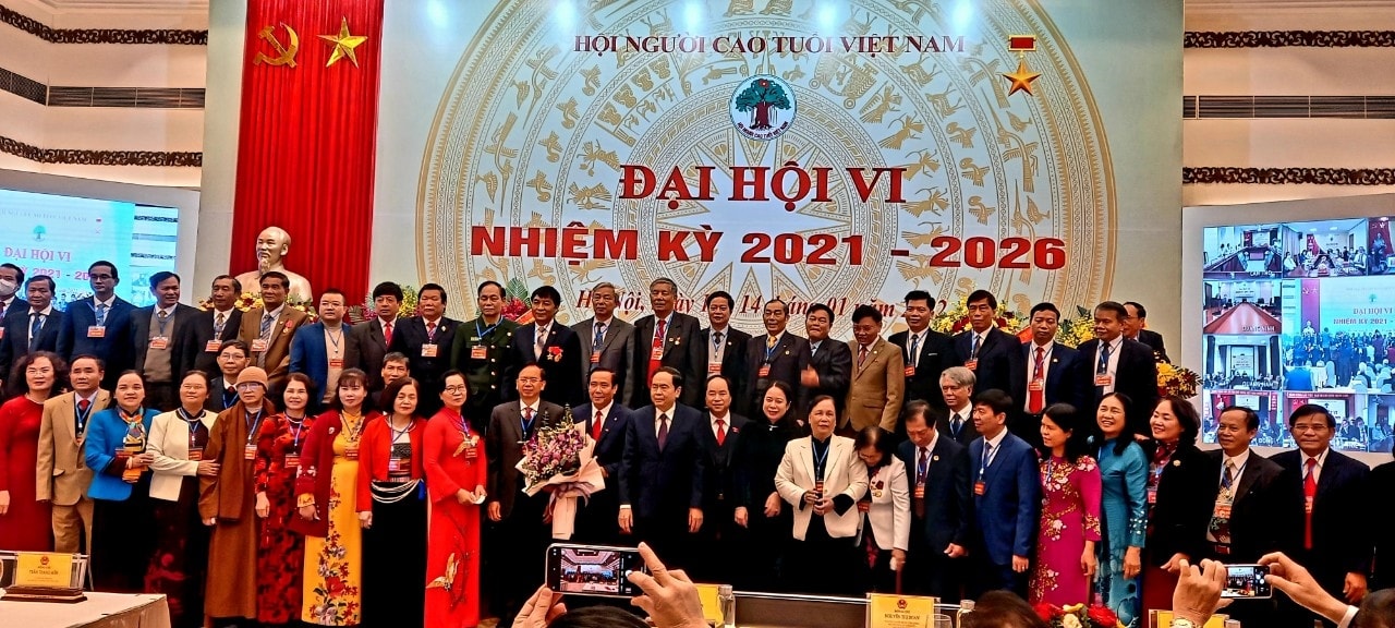 Ủy viên Bộ Chính trị, Phó Chủ tịch Thường trực Quốc hội Trần Thanh Mẫn tặng hoa và chúc mừng Ban Chấp hành Hội NCT nhiệm kỳ mới