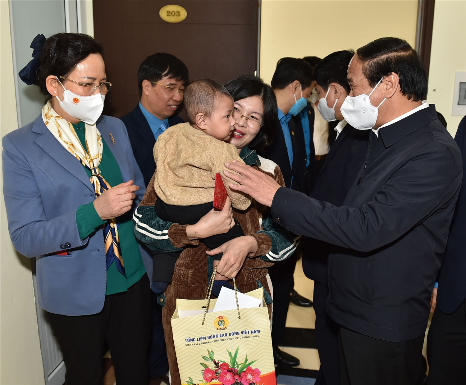 Phó Thủ tướng Lê Văn Thành thăm hỏi, chúc Tết công nhân lao động đang sinh sống trong Khu Thiết chế Công đoàn tỉnh Hà Nam. Ảnh VGP/Đức Tuân