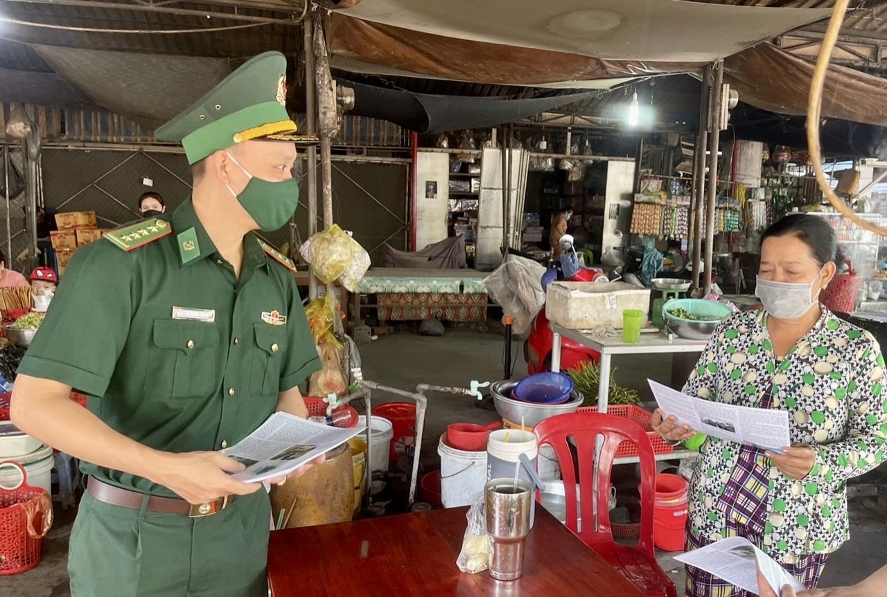 Cán bộ Đồn Biên phòng cửa khẩu quốc tế Tịnh Biên phát tờ rơi tuyên truyền Luật Biên phòng Việt Nam Cán bộ Đồn Biên phòng cửa khẩu quốc tế Tịnh Biên phát tờ rơi tuyên truyền Luật Biên phòng Việt Nam