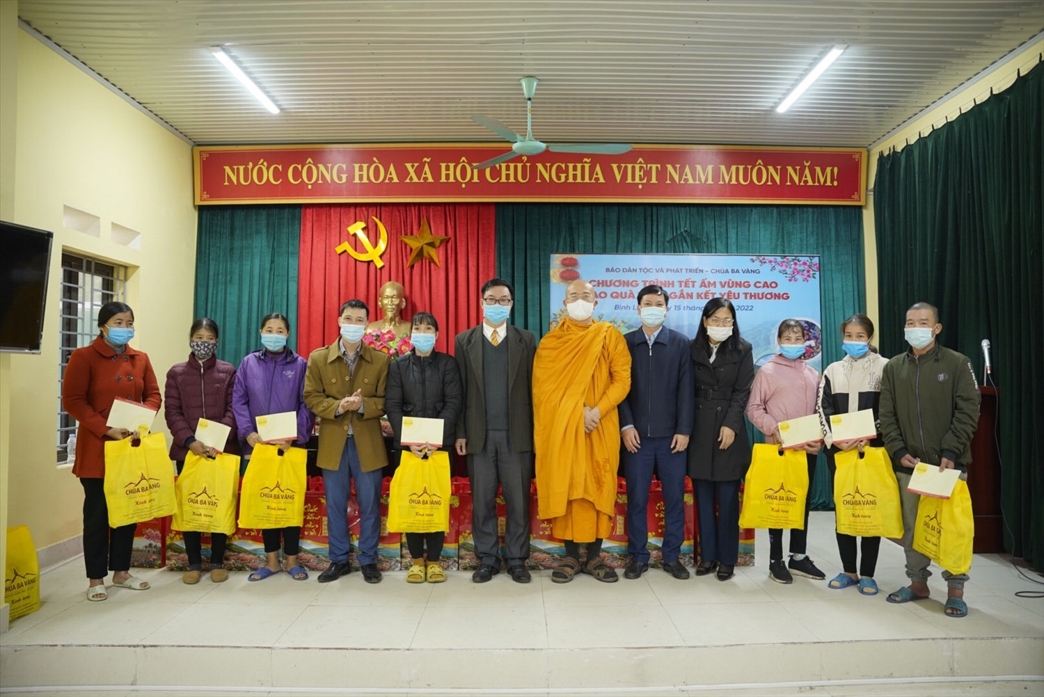 Báo Dân tộc và Phát triển phối hợp với chùa Ba Vàng tổ chức Chương trình 