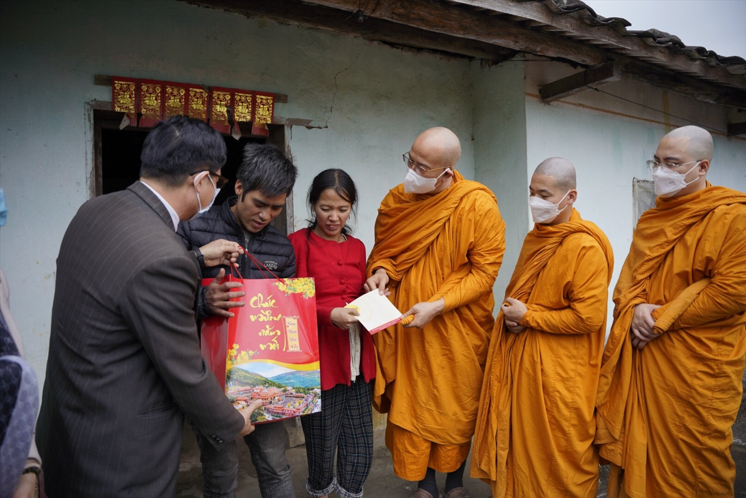 Báo Dân tộc và Phát triển phối hợp với chùa Ba Vàng tổ chức Chương trình 