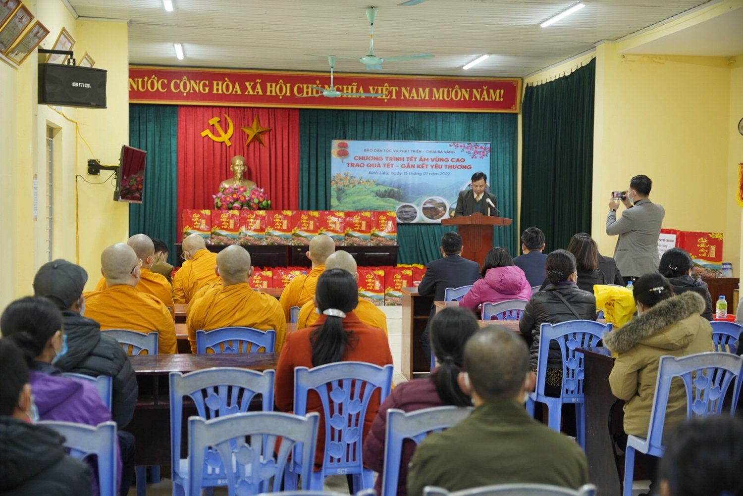 Báo Dân tộc và Phát triển phối hợp với chùa Ba Vàng tổ chức Chương trình 