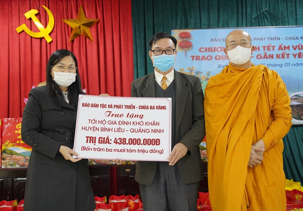 Báo Dân tộc và Phát triển phối hợp với chùa Ba Vàng tổ chức Chương trình 