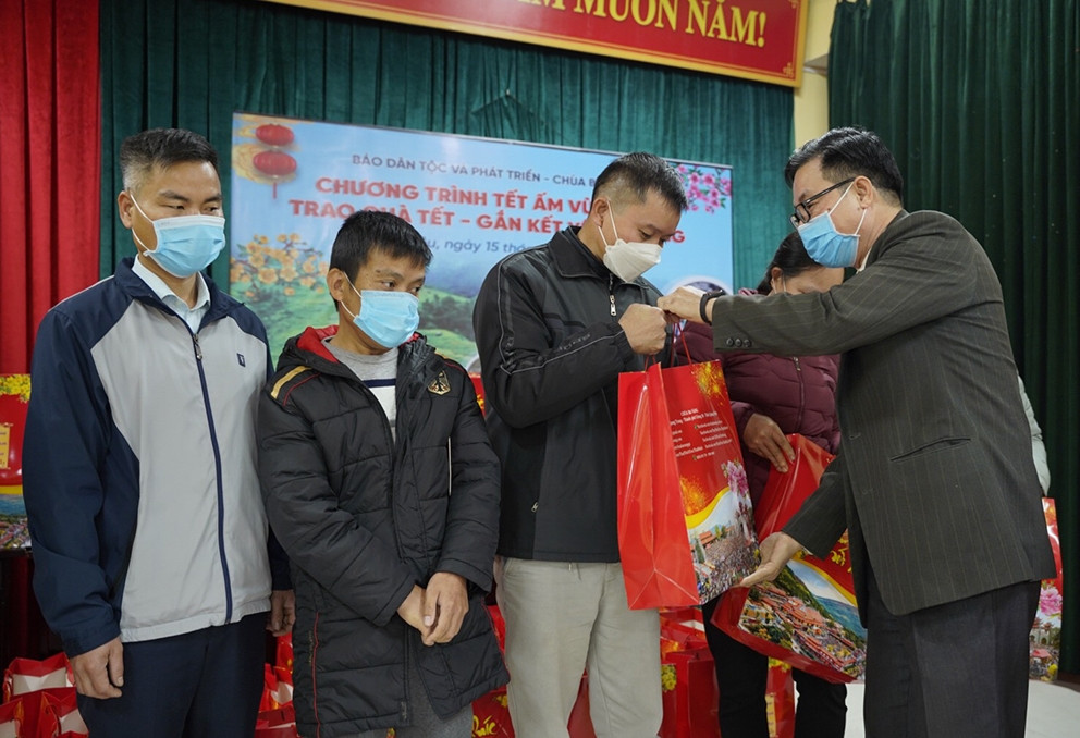 Báo Dân tộc và Phát triển phối hợp với chùa Ba Vàng tổ chức Chương trình 