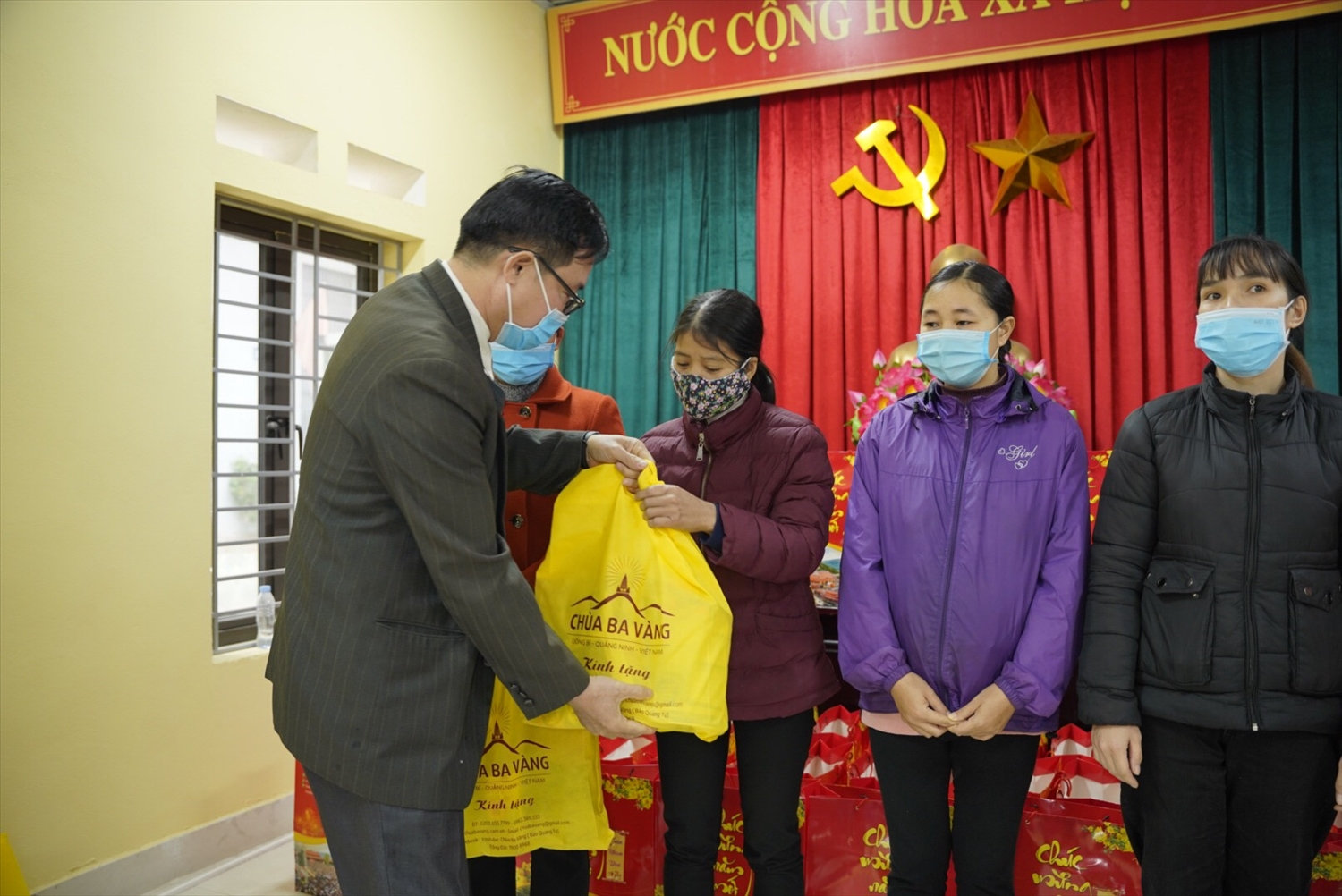Báo Dân tộc và Phát triển phối hợp với chùa Ba Vàng tổ chức Chương trình 