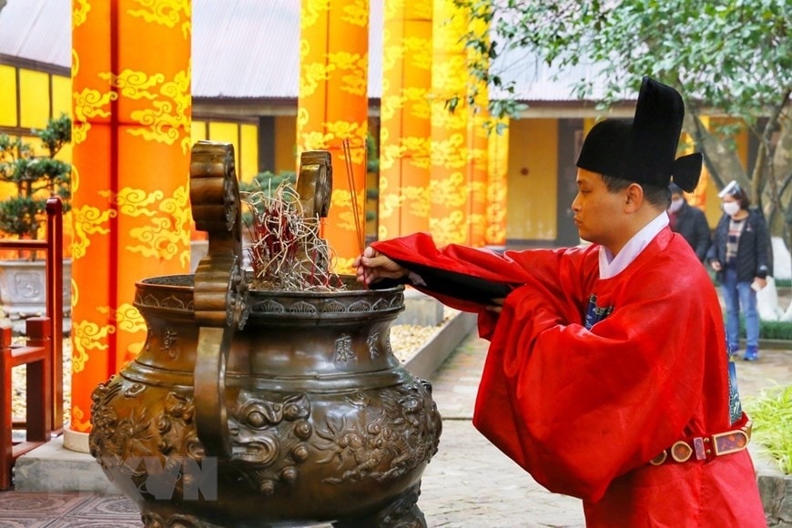 Quan Tư lễ thực hiện nghi thức Thượng hương. (Ảnh: Tuấn Đức/TTXVN)