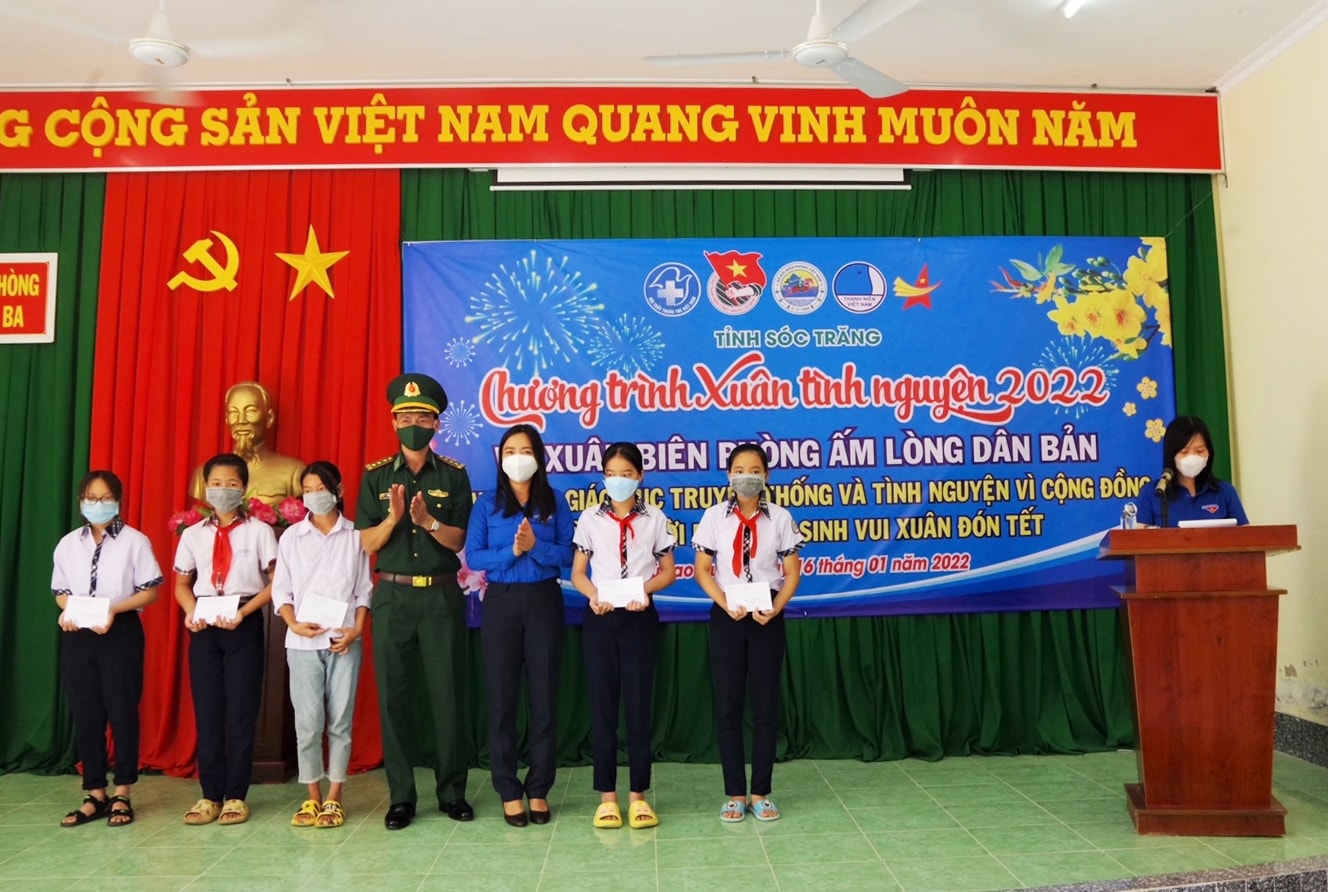 Trao học bổng cho các em học sinh nghèo vượt khó học giỏi