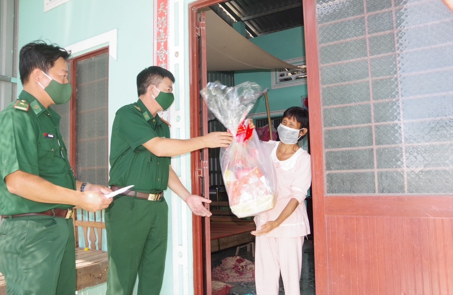 Đại tá Lê Văn Anh, Phó Chính uỷ BĐBP tỉnh Sóc Trăng tặng quà cho người nghèo có hoàn cảnh khó khăn trên địa bàn xã An Thạnh 3, huyện Cù Lao Dung