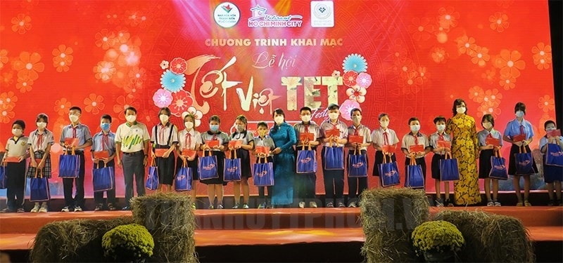 Ban Tổ chức đã trao tặng quà chăm lo cho các em thiếu nhi bị ảnh hưởng bởi dịch Covid-19 trên địa bàn quận Bình Thạnh.