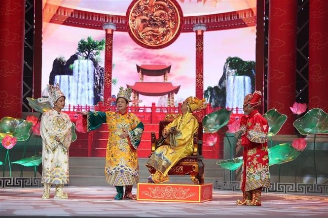 Ngọc Hoàng (NSƯT Quốc Khánh) gây bất ngờ khi lần đầu tiên trổ tài đánh đàn tại “Táo quân”. Ảnh: TTXVN 