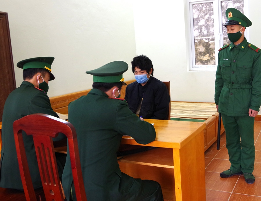 Cán bộ Đồn Biên phòng Bạch Đích lấy lời khai đối tượng Mua Mí Tủa.