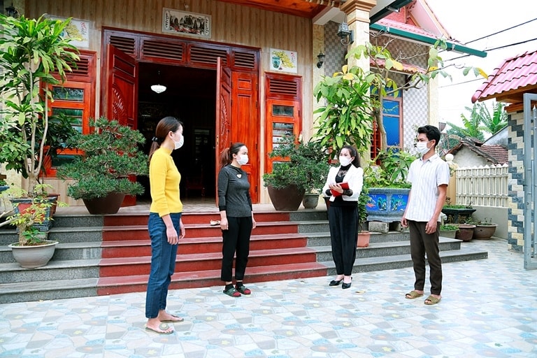 Người có uy tín Trần Thị Bảy (thứ hai từ phải sang) cùng các thành viên Ban công tác Mặt trận thôn Tiên Long, xã Đạo Trù, huyện Tam Đảo tuyên truyền người dân không đốt pháo dịp Tết và chủ động phòng, chống dịch