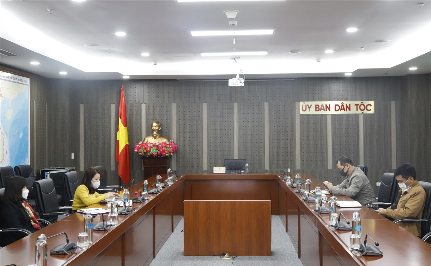 Quang cảnh điểm cầu trực tuyến tại UBDT