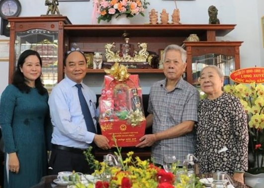 Chủ tịch nước Nguyễn Xuân Phúc trao quà Tết cho gia đình chính sách trên địa bàn phường Mỹ Xuyên, thành phố Long Xuyên, tỉnh An Giang. Ảnh: Công Mạo/TTXVN Chủ tịch nước Nguyễn Xuân Phúc trao quà Tết cho gia đình chính sách trên địa bàn phường Mỹ Xuyên, thành phố Long Xuyên, tỉnh An Giang. Ảnh: Công Mạo/TTXVN