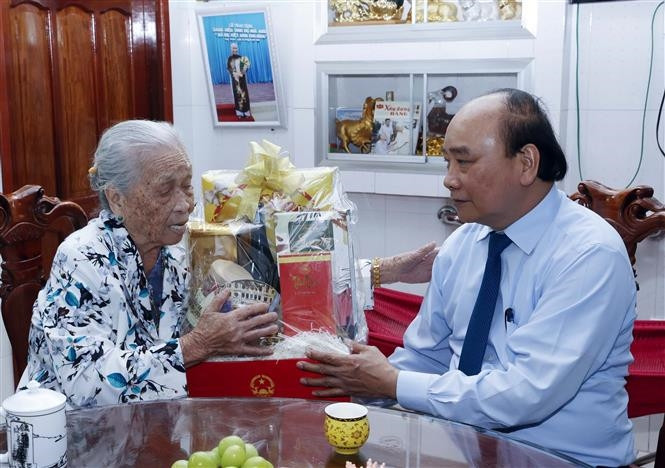 Chủ tịch nước Nguyễn Xuân Phúc thăm, tặng quà, chúc Tết Mẹ Việt Nam anh hùng Lê Thị Tải, 95 tuổi, có chồng và con là Liệt sĩ. Ảnh: TTXVN Chủ tịch nước Nguyễn Xuân Phúc thăm, tặng quà, chúc Tết Mẹ Việt Nam anh hùng Lê Thị Tải, 95 tuổi, có chồng và con là Liệt sĩ. Ảnh: TTXVN