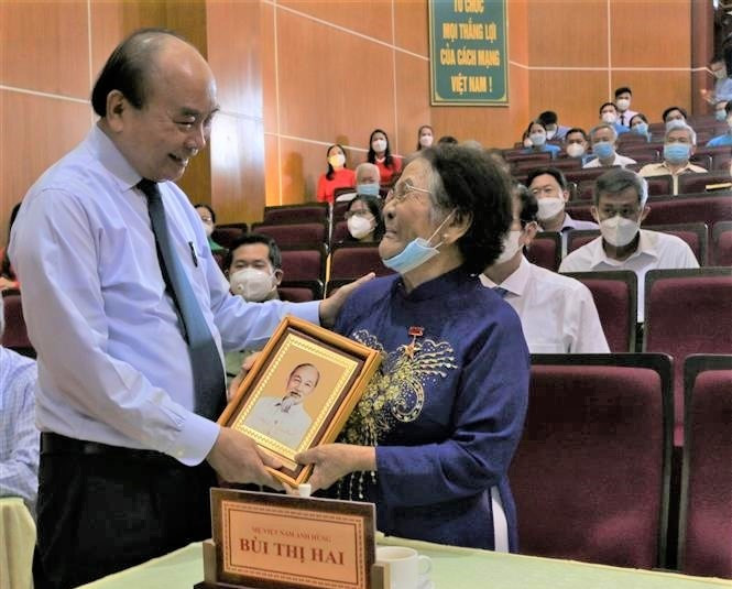 hủ tịch nước Nguyễn Xuân Phúc trao quà Tết cho mẹ Việt Nam Anh hùng Bùi Thị Hai. Ảnh: Công Mạo/TTXVN Chủ tịch nước Nguyễn Xuân Phúc trao quà Tết cho mẹ Việt Nam Anh hùng Bùi Thị Hai. Ảnh: Công Mạo/TTXVN