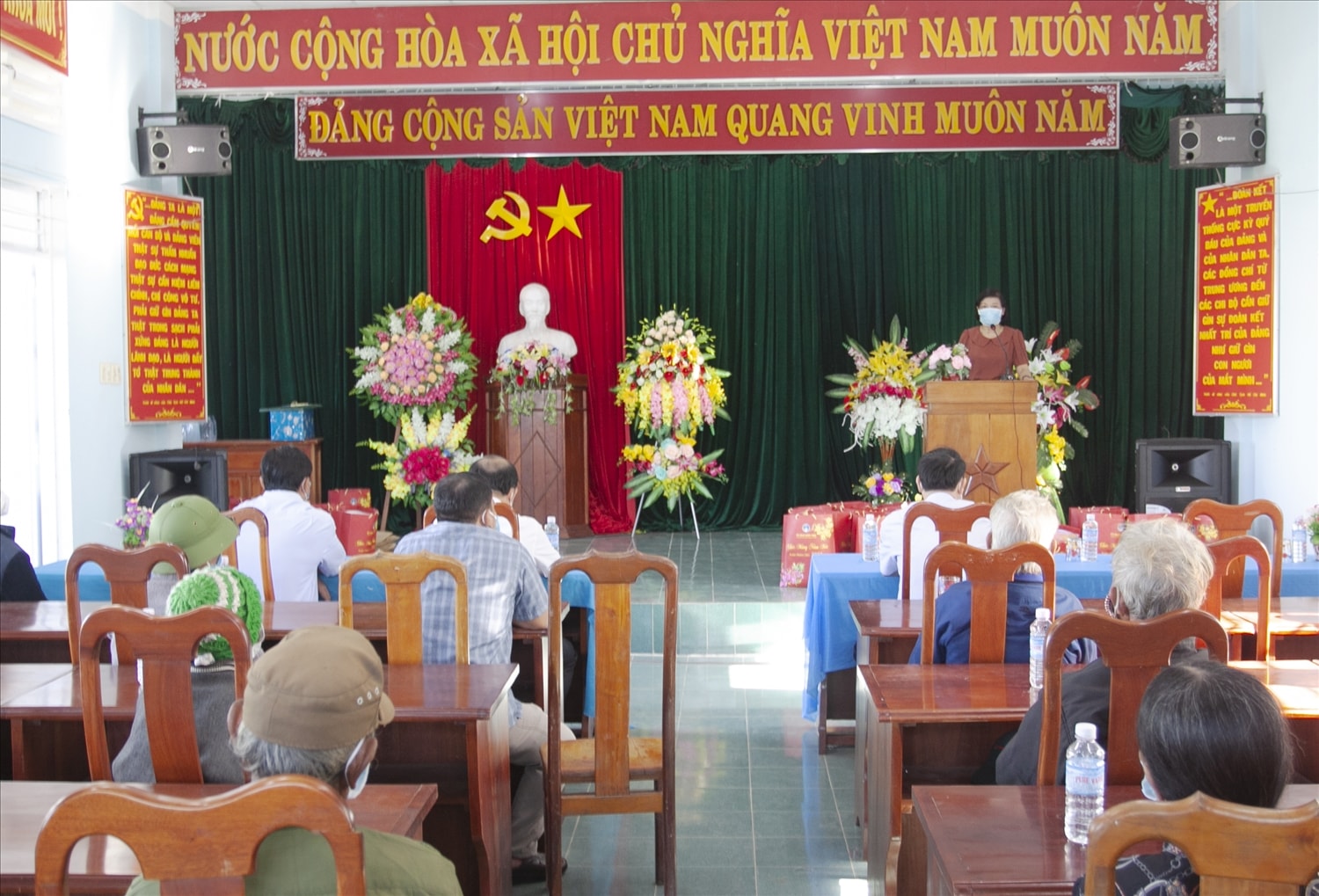 Bà Phạm Thị Phước An làm việc tại xã Vĩnh Hòa Bà Phạm Thị Phước An làm việc tại xã Vĩnh Hòa