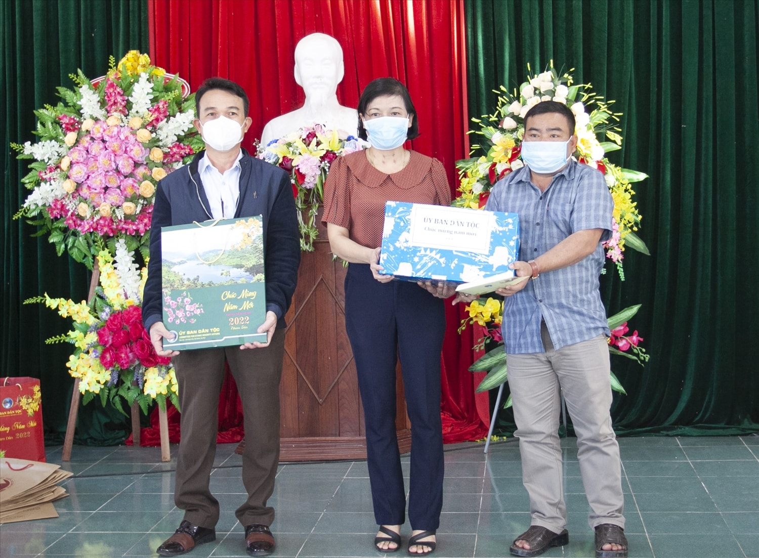 Bà Phạm Thị Phước An - Phó Vụ trưởng Vụ Địa phương II tặng quà Tết cho xã Vĩnh Hòa Bà Phạm Thị Phước An - Phó Vụ trưởng Vụ Địa phương II tặng quà Tết cho xã Vĩnh Hòa