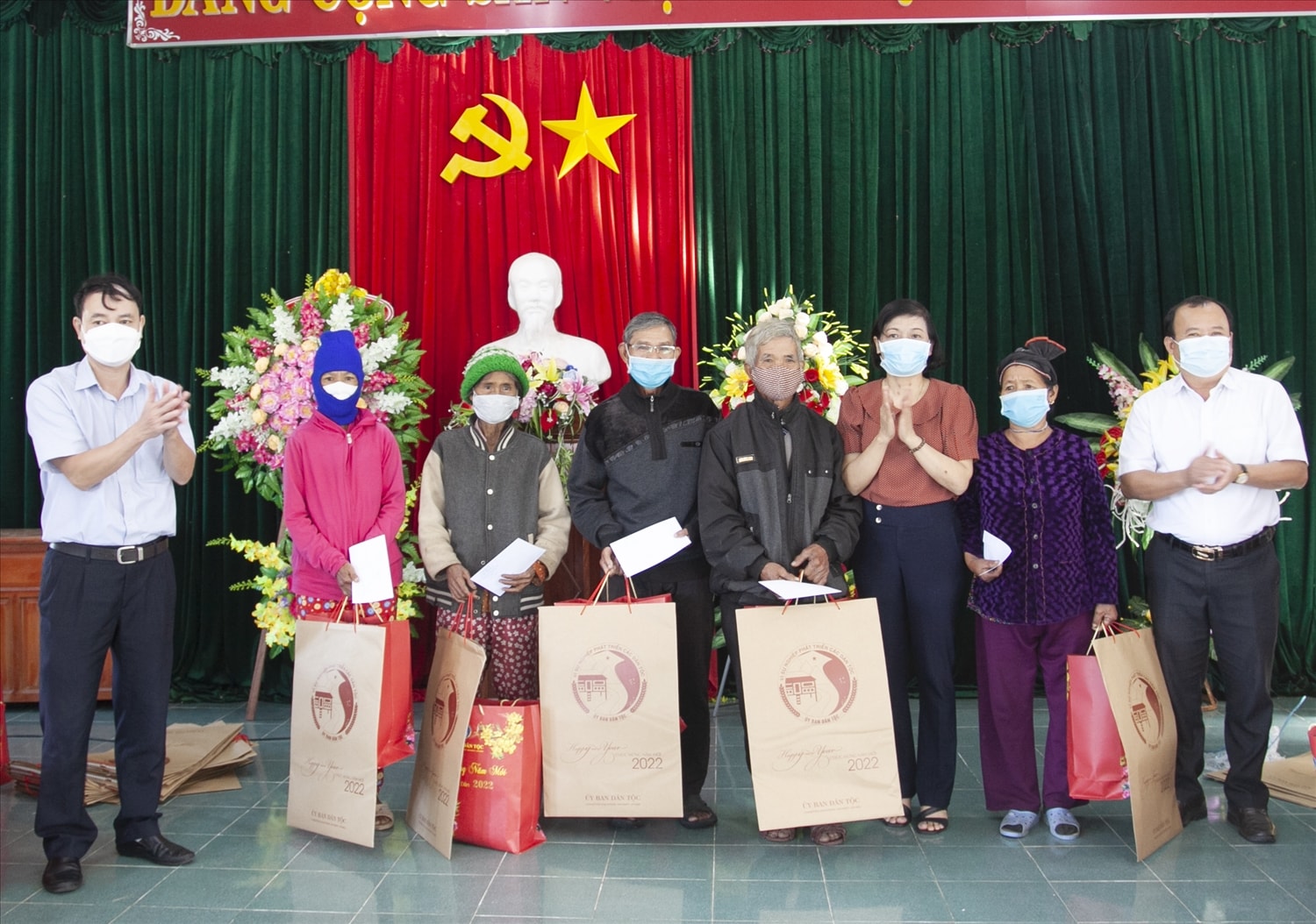 Tặng quà Tết cho đồng bào DTTS, Người có uy tín tại xã Vĩnh Hòa Tặng quà Tết cho đồng bào DTTS, Người có uy tín tại xã Vĩnh Hòa