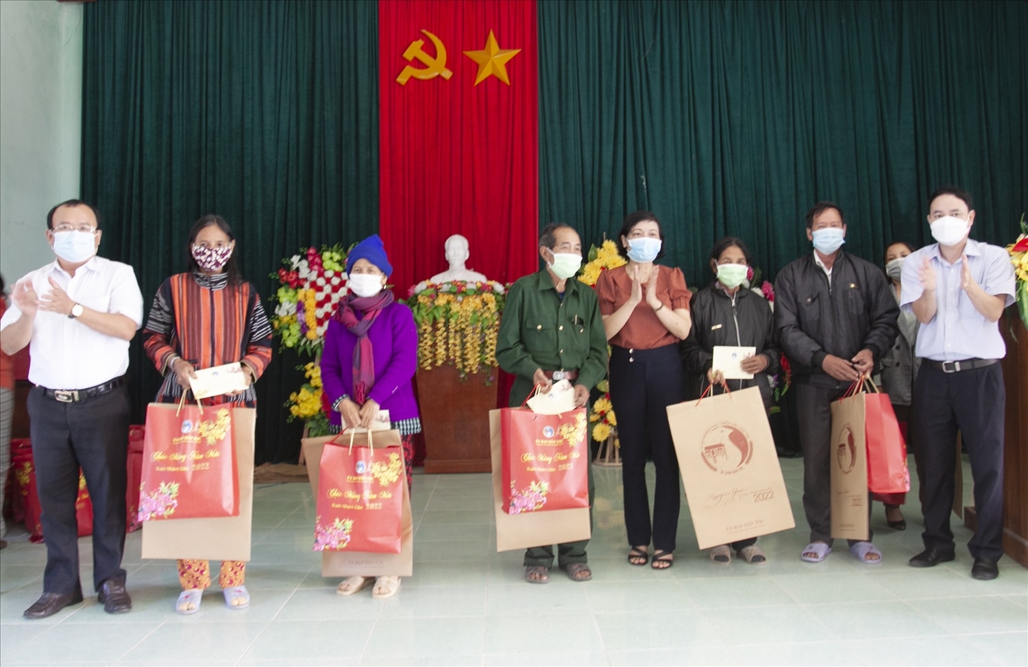 Tặng quà cho đồng bào DTTS, Người có uy tín tại xã Vĩnh Thuận Tặng quà cho đồng bào DTTS, Người có uy tín tại xã Vĩnh Thuận