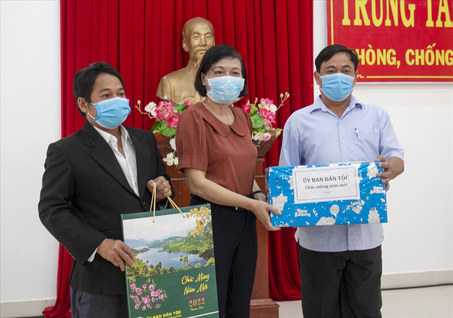 Tặng quà cho Phòng Dân tộc huyện Vĩnh Thạnh Tặng quà cho Phòng Dân tộc huyện Vĩnh Thạnh