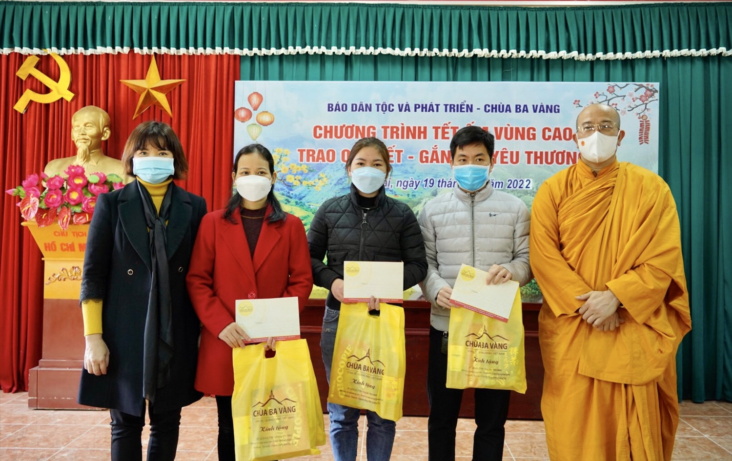 (Tin) Báo Dân tộc và Phát triển phối hợp với Chùa Ba Vàng tổ chức Chương trình 