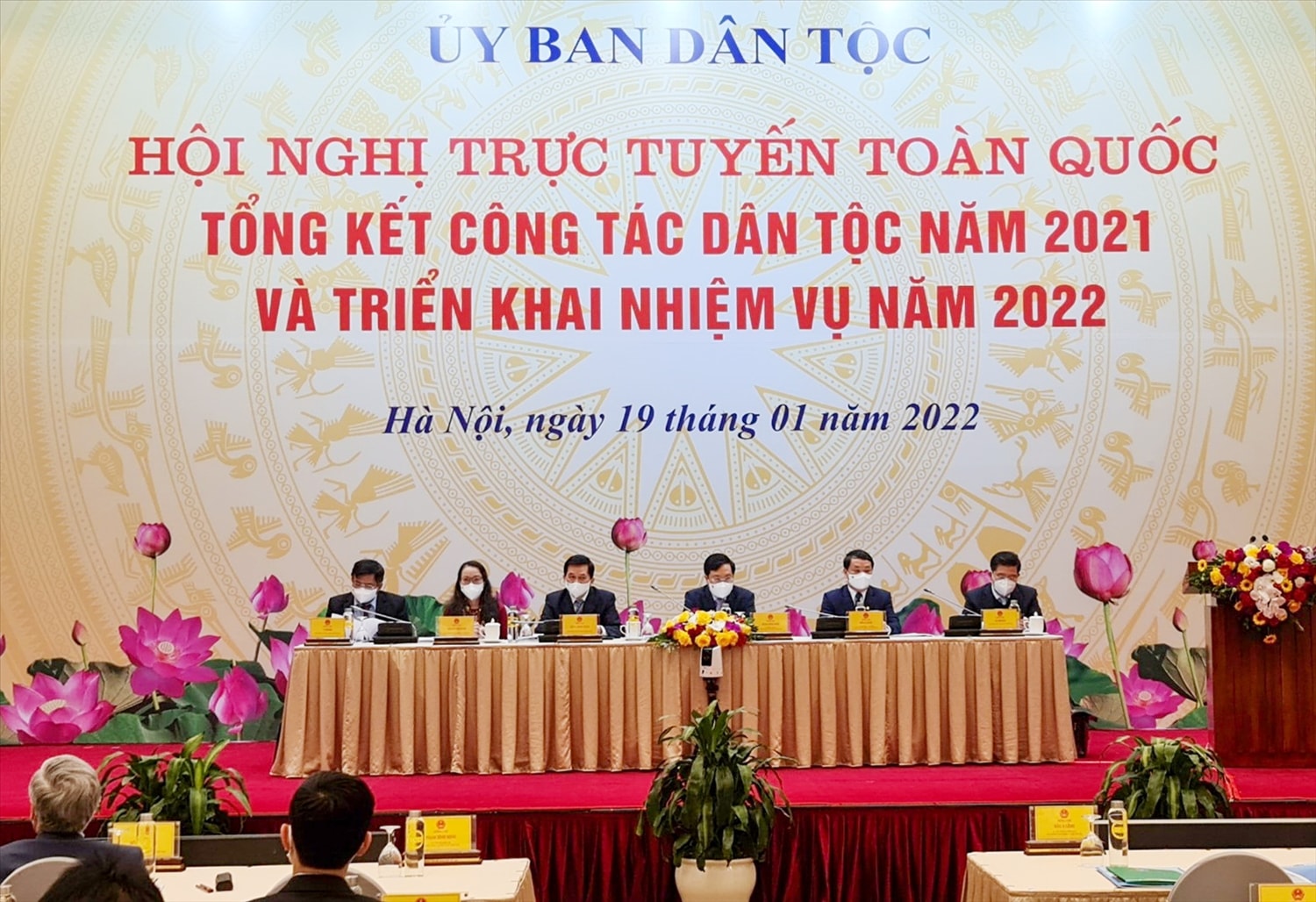 Phó Thủ tướng Thường trực Chính phủ Phạm Bình Minh, Bộ trưởng, Chủ nhiệm UBDT Hầu A Lềnh và các đồng chí Lãnh đạo UBDT chủ trì Hội nghị