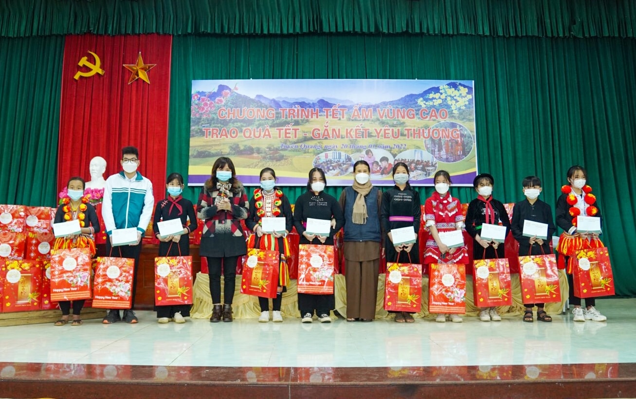 Ban Tổ chức Chương trình tặng quà cho các em học sinh tại tỉnh Tuyên Quang Ban Tổ chức Chương trình tặng quà cho các em học sinh tại tỉnh Tuyên Quang