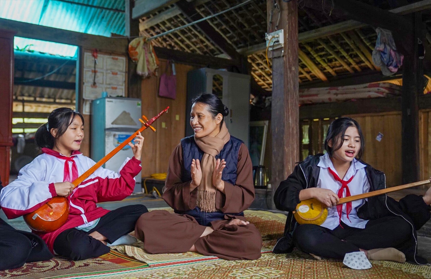 Trên 300 suất quà được trao cho các em học sinh vượt khó học giỏi trên địa bàn huyện Na Hang và Lâm Bình, tỉnh Tuyên Quang 2