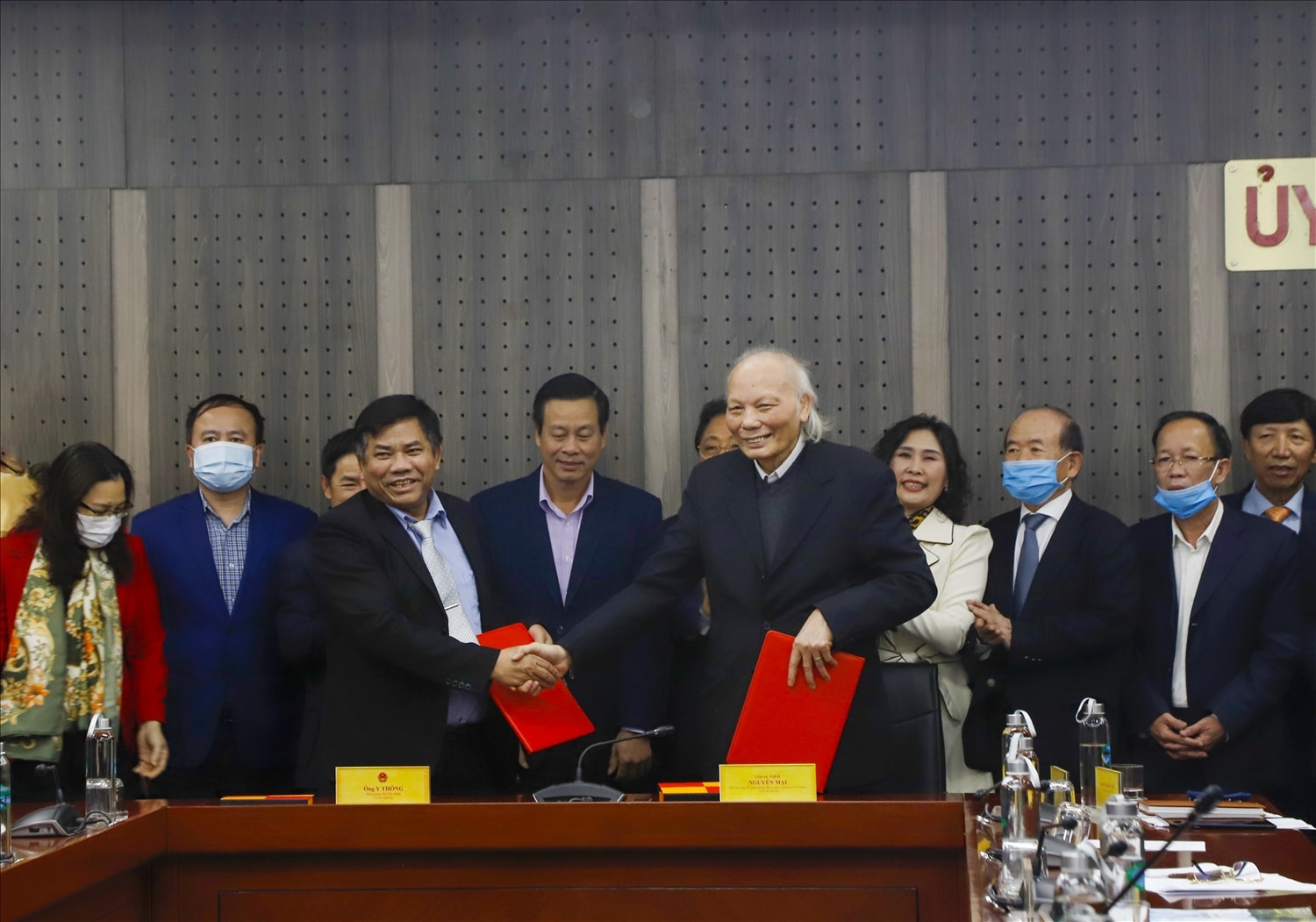 Thứ trưởng, Phó chủ nhiệm Ủy ban Dân tộc Y Thông và Chủ tịch Hiệp hội VAFIE Nguyễn Mại ký kết biên bản ghi nhớ hợp tác giữa hai đơn vị Thứ trưởng, Phó chủ nhiệm Ủy ban Dân tộc Y Thông và Chủ tịch Hiệp hội VAFIE Nguyễn Mại ký kết biên bản ghi nhớ hợp tác giữa hai đơn vị
