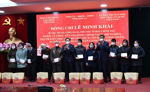 Phó Thủ tướng tặng quà, chúc tết các lão thành cách mạng, gia đình chính sách tỉnh Sơn La. Ảnh: VGP/Trần Mạnh