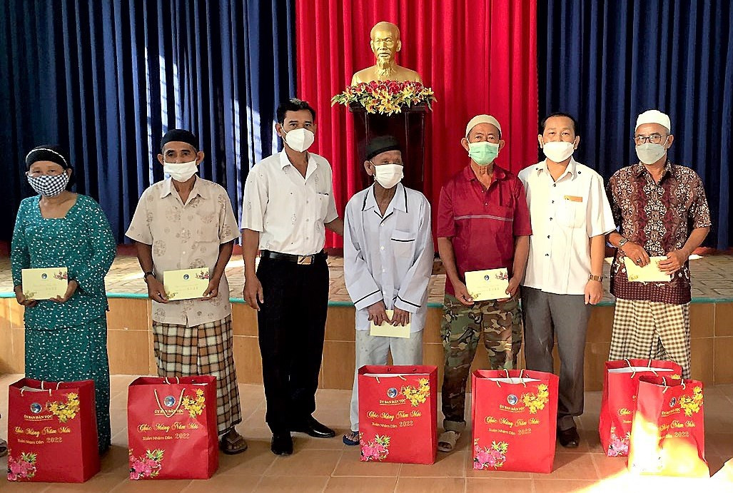 Phó Vụ trưởng Vụ Địa phương III Nguyễn Hoàng Hành trao quà Tết cho đồng bào Chăm tại huyện biên giới Tân Châu Phó Vụ trưởng Vụ Địa phương III Nguyễn Hoàng Hành trao quà Tết cho đồng bào Chăm tại huyện biên giới Tân Châu