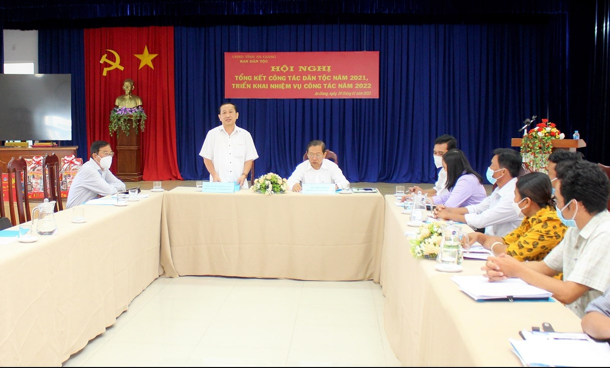 Phó Vụ trưởng Vụ Địa phương III Nguyễn Hoàng Hành phát biểu tại Hội nghị Tổng kết công tác dân tộc tỉnh An Giang năm 2021 Phó Vụ trưởng Vụ Địa phương III Nguyễn Hoàng Hành phát biểu tại Hội nghị Tổng kết công tác dân tộc tỉnh An Giang năm 2021
