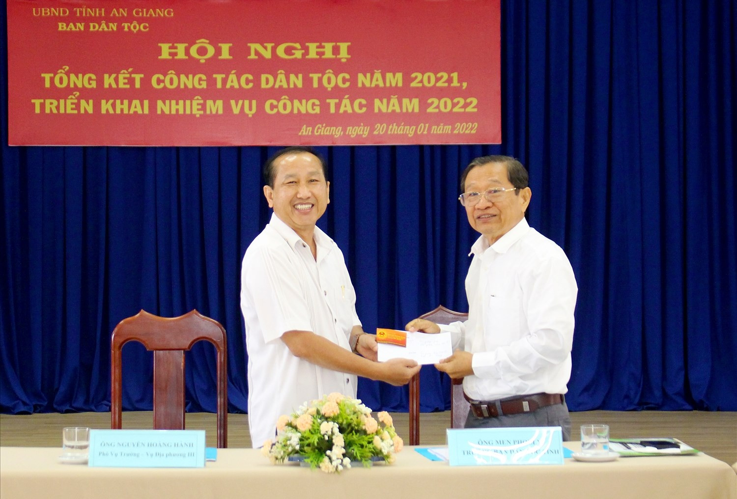 Phó Vụ trưởng Vụ Địa phương III Nguyễn Hoàng Hành trao hỗ trợ cho tỉnh An Giang Phó Vụ trưởng Vụ Địa phương III Nguyễn Hoàng Hành trao hỗ trợ cho tỉnh An Giang