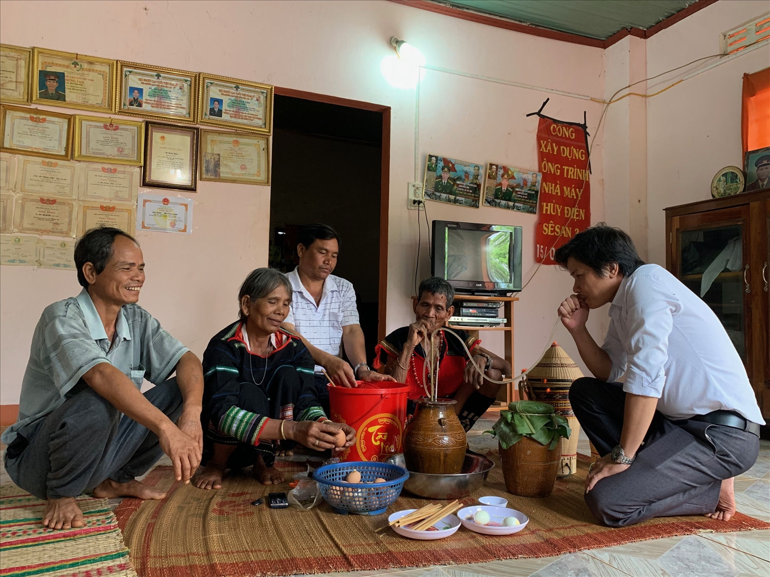 Khách thưởng thức rượu cần tại thị trấn Ia Ly, huyện Chư Păh Gia Lai