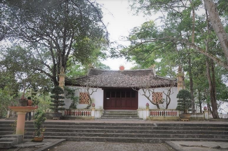 Đền Thề - Ngôi đền được xây dựng vào cuối thế kỉ 19, tuy rất nhỏ bé nhưng nơi đây đã chứng kiến toàn bộ diễn biến cuộc khởi nghĩa diễn ra cách đây 132 năm. 