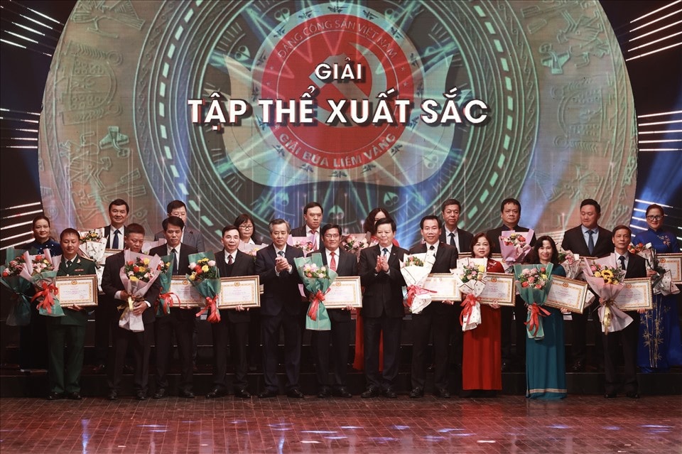Ông Mai Văn Chính - Phó Trưởng Ban Thường trực Ban Tổ chức Trung ương và ông Nguyễn Quang Dương - Phó Trưởng Ban Tổ chức Trung ương trao giải xuất sắc cho các tập thể Ông Mai Văn Chính - Phó Trưởng Ban Thường trực Ban Tổ chức Trung ương và ông Nguyễn Quang Dương - Phó Trưởng Ban Tổ chức Trung ương trao giải xuất sắc cho các tập thể