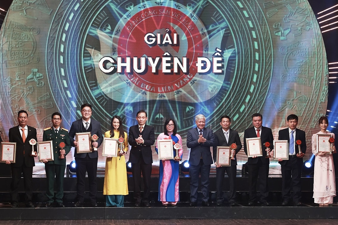 Các tác giả đoạt Giải Chuyên đề Giải Búa liềm Vàng Các tác giả đoạt Giải Chuyên đề Giải Búa liềm Vàng