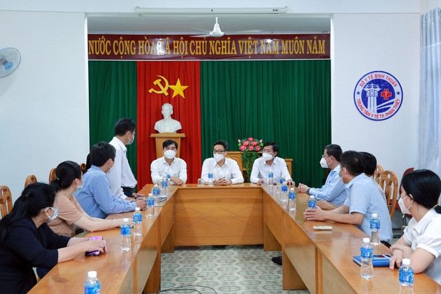 Phó Thủ tướng mong muốn các y bác sĩ Trung tâm Y tế TP. Phan Thiết tiếp tục nỗ lực, cố gắng trong công tác phòng, chống dịch, tham mưu thực hiện hiệu quả kế hoạch đưa trẻ trở lại trường, tiêm vaccine mũi 3 - Ảnh: VGP/Đình Nam