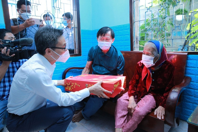 Phó Thủ tướng đến thăm, chúc Tết, tặng quà Bà mẹ Việt Nam Anh hùng Lê Thị Đặng - Ảnh: VGP/Đình Nam