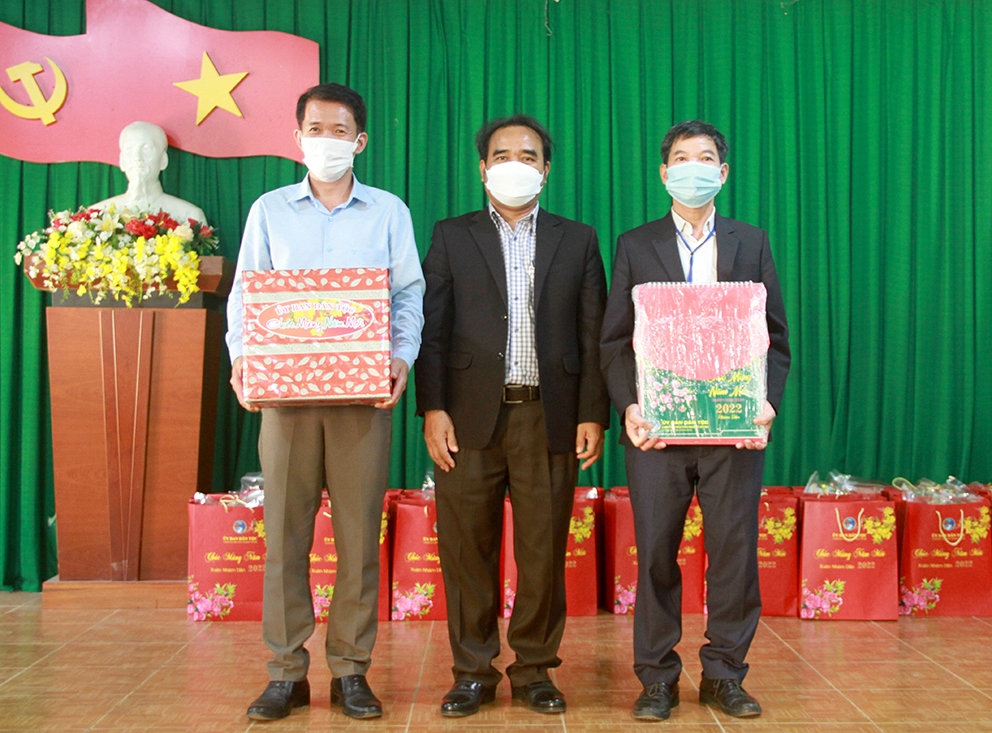 Đoàn công tác trao quà cho xã Ea Huar