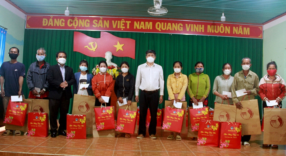 Ông Điểu Mưu trao quà đồng bào DTTS có hoàn cảnh khó khăn xã Ea Huar
