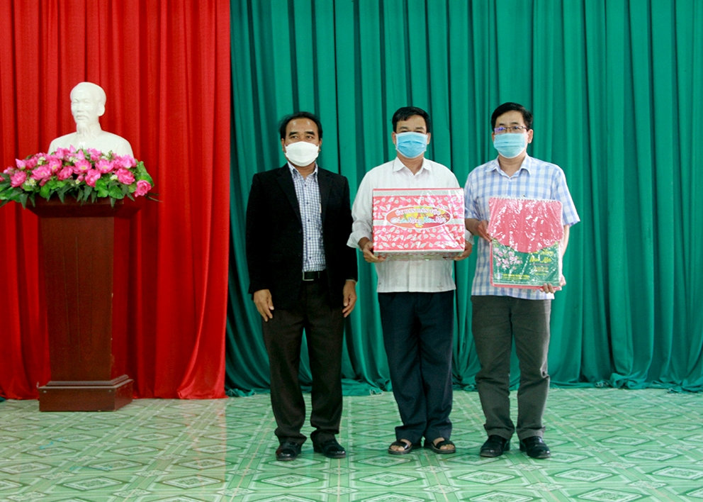 Ông Điểu Mưu trao quà cho Trường PTDTNT Trung học cơ sở huyện Ea Súp