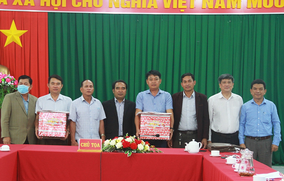 Đoàn công tác trao quà Phòng Dân tộc, Trường THPT DTNT huyện Buôn Đôn