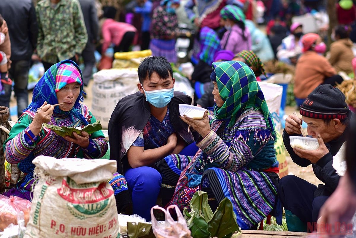 Phút nghỉ ngơi, tranh thủ ăn trưa tại chợ phiên Bắc Hà