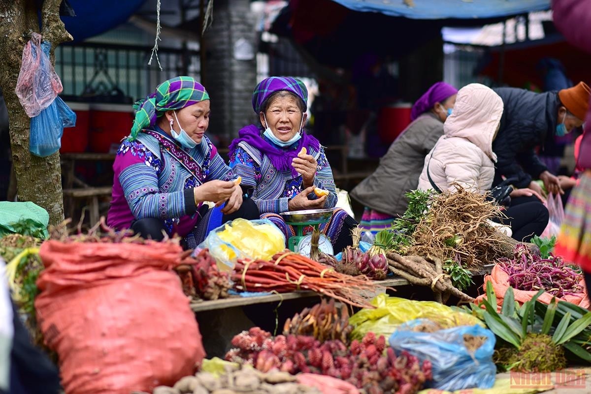 Tết của người vùng cao là dịp để đồng bào nghỉ ngơi sau những ngày lao động vất vả trên nương rẫy. Và đi chợ Tết không chỉ đơn giản là mua bán các vật dụng cần thiết mà còn là dịp để họ có thời gian thăm hỏi nhau, mời nhau đến chơi nhà dịp tết