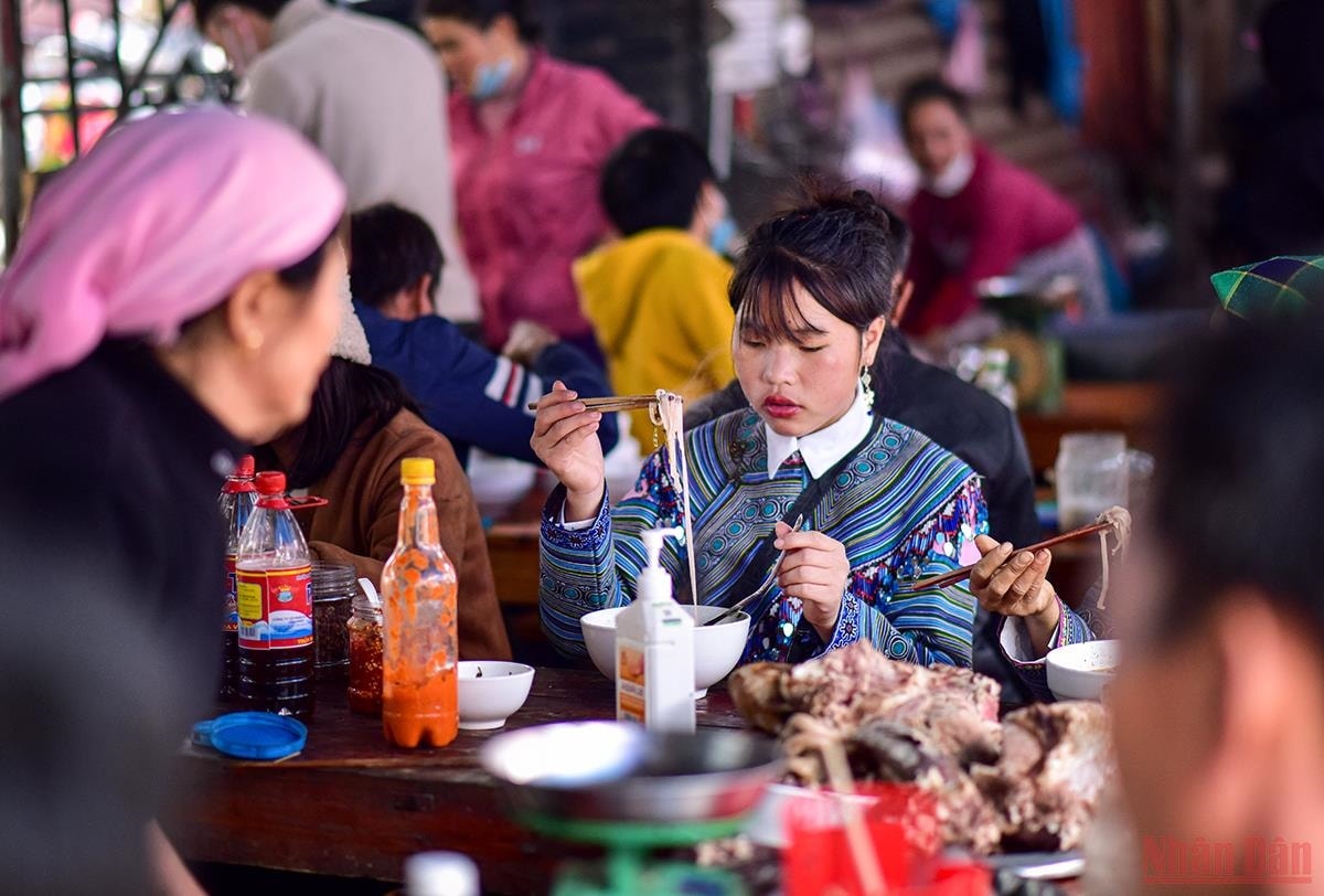 Vào khu ấm thực có thể thấy hình ảnh các cô gái dân tộc ngồi ăn phở thắng cố đặc sản tại phiên chợ Bắc Hà.